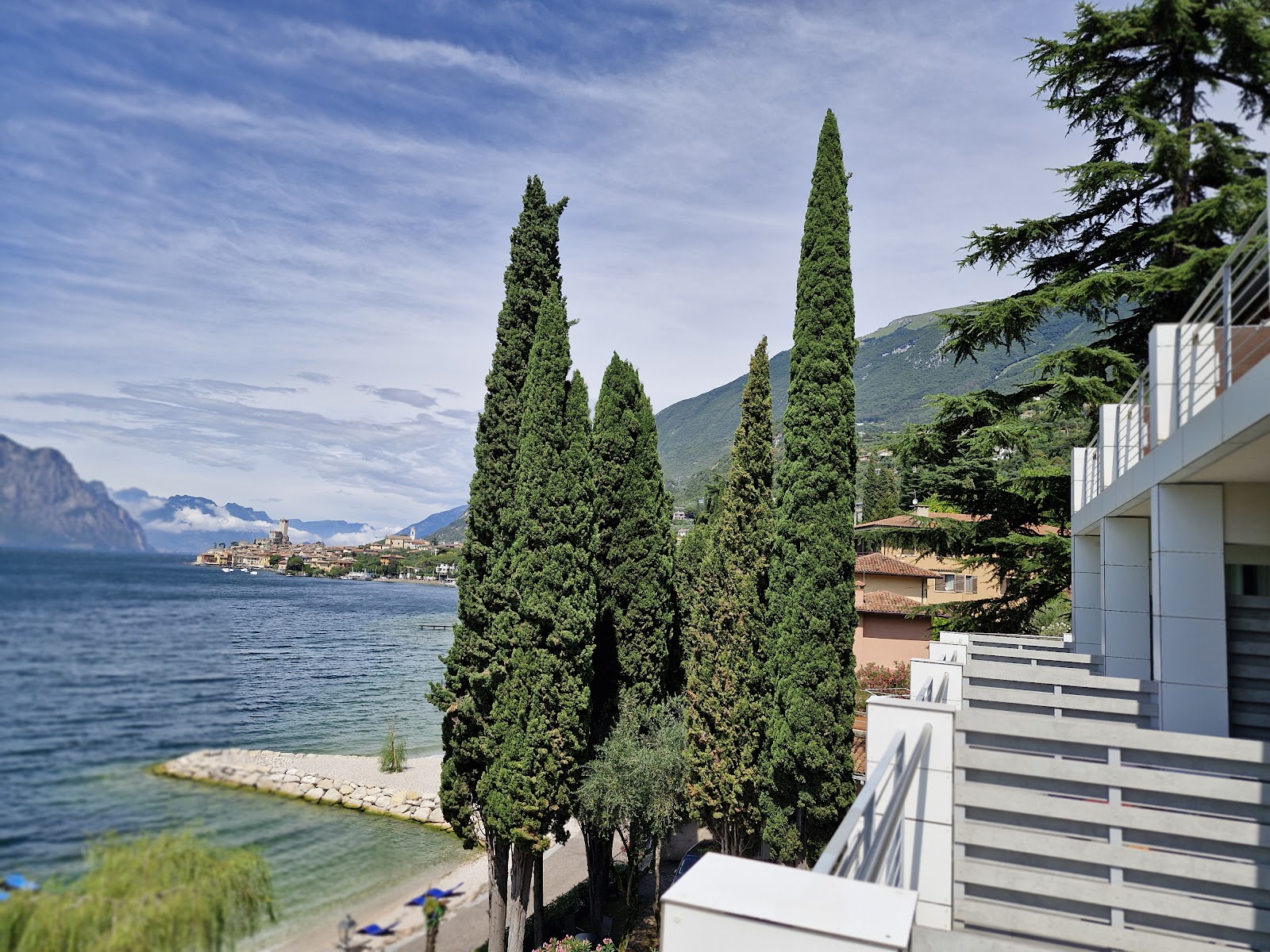 Superior De Luxe Lake Front